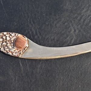 Navaja Abrecartas - Diseño único hecho a mano, en latón con pomo de madera