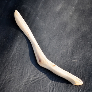 Abrecartas de madera hecho a mano, cuchillo sobre