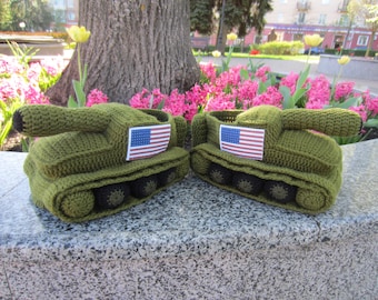 Crochet tanque militar, boyfriend gifts funny, funny crochet slipper, pantoufles rigolotes femme,crochet gifts for him,battle tank slippers