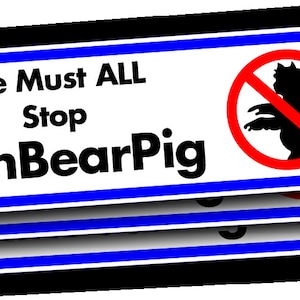 Puede incluir: Tres pegatinas para parachoques blancas y azules con el texto "We Must ALL Stop ManBearPig" y un círculo rojo con una línea roja diagonal que lo atraviesa, que representa una silueta negra de una criatura con cabeza de oso y cuerpo de cerdo.