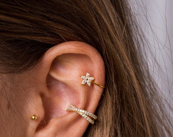 Flower ear cuff, Huggie ear cuff, Cz ear cuff, gold ear cuff, silver ear cuff, minimal ear cuff, dainty ear cuff, delicate ear cuff