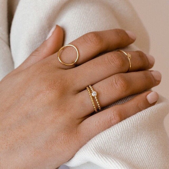 Gold ring with circle and line 114 lbs