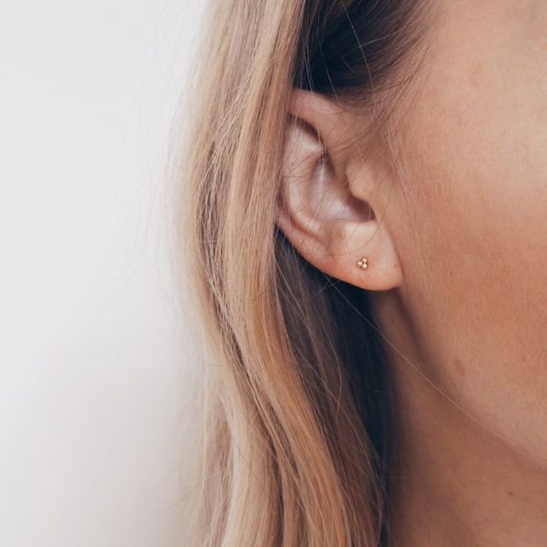 Kleine sierlijke oorbellen Kleine gouden studs Sierlijke zilveren studs Stud oorbellen Lobe oorbellen-kraakbeen studs-minimalistische oorbellen S-PE00185 afbeelding 1