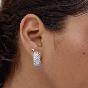 Tiny dainty earrings Tiny gold studs Dainty silver studs Stud earrings Tagur earrings Cartilage studs Minimalist earrings Bild 6