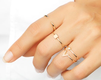 Kleine vierkante gouden ring - Minimale ring-geometrische ring - Sierlijke ring - Kleine gouden ring - Dunne ring - Minimalistische sieraden - Stapelring- A14