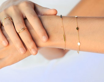 Gouden armband met cirkelbedeltje - Gouden armband met muntjes - Fijne armband - Delicate armband - Minimalistische armband - Fijne armband - Armband met staafje - B5