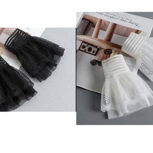 2 pcs / Off White, Black / Fake Lace Sleeve Cuffs / Lolita Wrist Cuffs  / Removable Fake Cuffs / Vintage Style Sleeve Cuff  SC011(K)