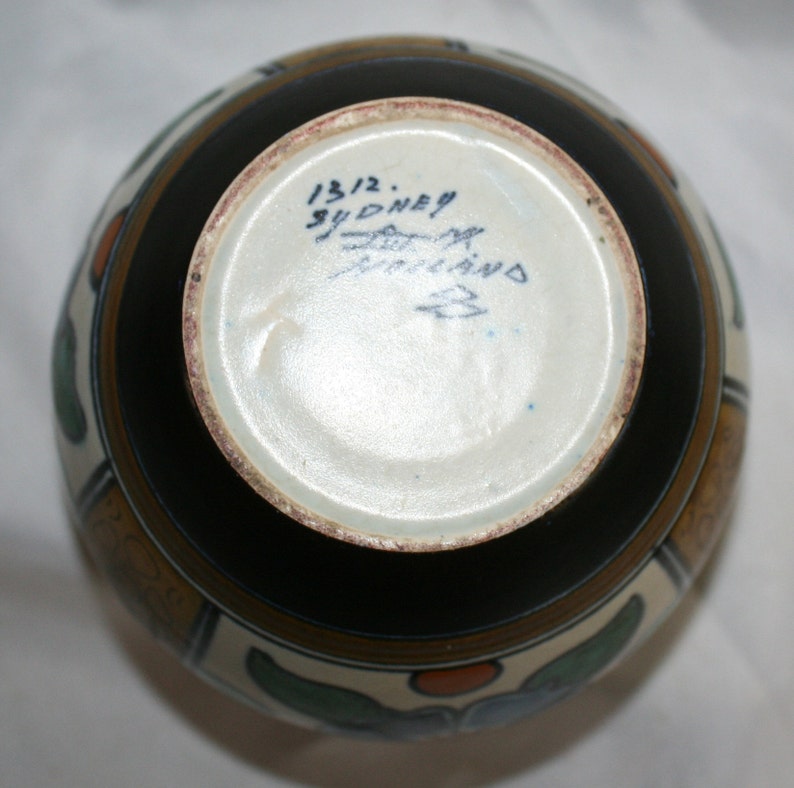 Excellent 1923 dated Gouda Holland art pottery pot with Sydney pattern