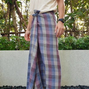 以下が含まれることがあります： 自然な仕上がりの手作り木製サービングトレイ。丸みを帯びた角と2つの彫刻されたハンドルを備えた長方形の形状。木目がはっきりと見え、素朴な魅力を添えています。食べ物の提供やアイテムの展示に最適です。