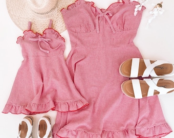 Rotes Gingham Kleinkind Kleid, Rüschenborte, verstellbare Träger, Mädchenkleid zum 4.Juli