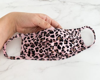 Könnte beinhalten: Rosa Gesichtsmaske mit Leopardenmuster.