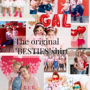 Pode incluir: Uma colagem de fotos com crian&ccedil;as vestindo camisas rosa com o texto "BESTIES" e um cora&ccedil;&atilde;o. As fotos mostram as crian&ccedil;as em v&aacute;rios cen&aacute;rios, incluindo um parque, um playground e uma casa. O texto "The original "BESTIES" shirt" tamb&eacute;m est&aacute; inclu&iacute;do na colagem.