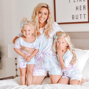 Tie Dye Twinning Sets| Tie dye | sweat outfits | oversized tshirt | comfy clothes | tie dye set | matching outfits | mother daughter outfits