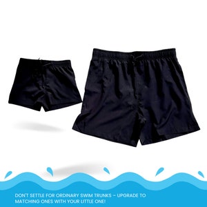 Puede incluir: Dos pares de bañadores negros, uno más grande que el otro. El texto de la imagen dice "DON'T SETTLE FOR ORDINARY SWIM TRUNKS - UPGRADE TO MATCHING ONES WITH YOUR LITTLE ONE!"