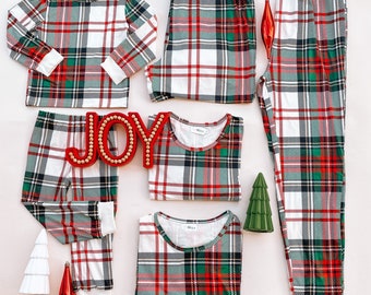 HOLIDAY FAMILY PAJAMAS| family pajamas | Christmas pajamas | matching outfits | matching pajamas | family matching pajamas | mommy and me