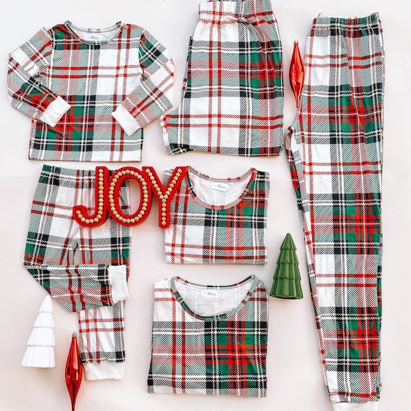 HOLIDAY FAMILY PAJAMAS| family pajamas | Christmas pajamas | matching outfits | matching pajamas | family matching pajamas | mommy and me