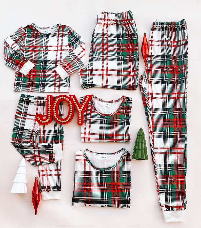 HOLIDAY FAMILY PAJAMAS| family pajamas | Christmas pajamas | matching outfits | matching pajamas | family matching pajamas | mommy and me 