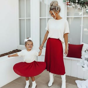 plisowana spódnica, strój świąteczny, sesja zdjęciowa rodzinna, stroje dla mamy i córki, prezent świąteczny dla niej, prezenty dla matki i córki, sukienka dla mamy i córki zdjęcie 1