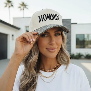 Mommin’ Animal Print Hat – Beige Embroidered Mama Cap, Trendy Mom Hat, Leopard Print Brim, Gift for Moms, Everyday Mom Style