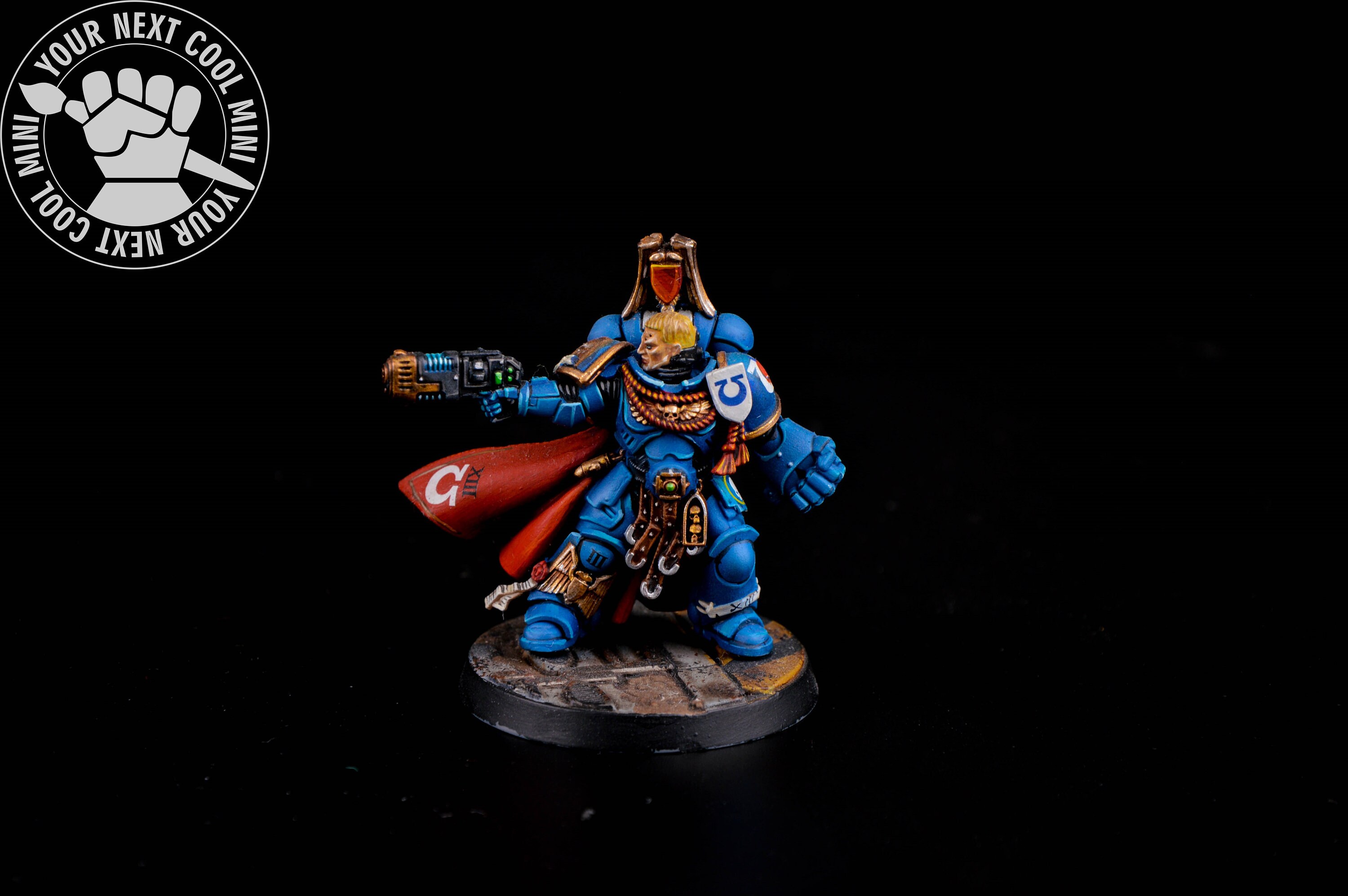 ウォーハンマー 40k。ウルトラマリン - パワーフィストを持つ