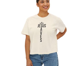 イエスは救う 女性用ボックス型Tシャツ | クリスチャン クロップドシャツ | ヴィンテージ風信仰Tシャツ | カジュアルな聖書アパレルギフト