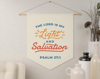 インスピレーションを与える壁掛けペナント - 「主は私の光であり救い」 - キリスト教の家庭装飾、聖書の言葉のバナー、宗教的な贈り物、居心地の良い雰囲気