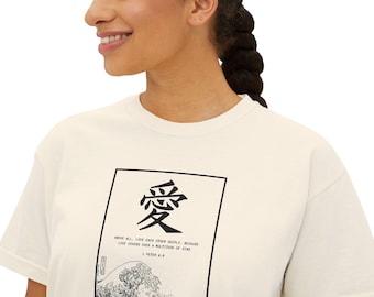 レディース クリスチャン ボクシー Tシャツ | ラブ漢字＆ペテロの手紙第一 4章8節 - 聖句クロップドTシャツ - ヴィンテージ顔料染め信仰シャツ - 聖句ギフト