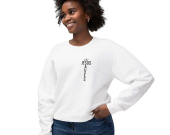 イエスは救う クルーネック スウェットシャツ | クリスチャン ハートサイドデザイン | 軽量 ユニセックス 信仰プルオーバー | 男性にも女性にも贈れる聖書ギフト