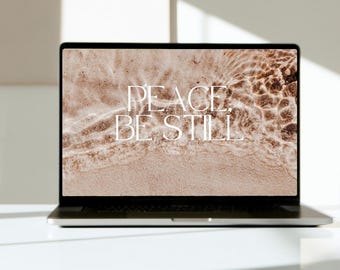 静かに、安らかに - ミニマルなベージュのデスクトップ壁紙、聖書の一節の壁紙、美的聖句のデスクトップ壁紙、慰めの言葉