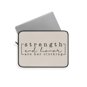 Custodia per laptop "Forza e onore sono i suoi vestiti" per donna, elegante custodia tecnologica, regalo per lei, accessorio da ufficio, accessori cristiani