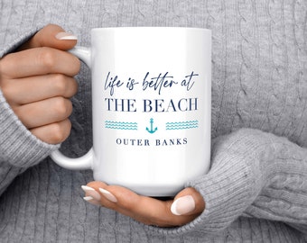 Tasse personnalisée de plage, tasse de vie de plage, cadeau de maison de plage, décor de maison de plage, la vie est meilleure, tasse de plage, tasse de maison de plage, décor de plage, plage personnalisée