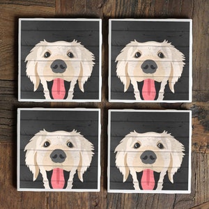 Puede incluir: Conjunto de cuatro posavasos cuadrados con un perro golden retriever sobre un fondo negro con un patr&oacute;n de veta de madera. El perro mira directamente al espectador con la lengua fuera.