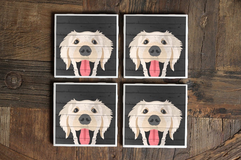 Puede incluir: Conjunto de cuatro posavasos cuadrados con un perro golden retriever sobre un fondo negro con un patr&oacute;n de veta de madera. El perro mira directamente al espectador con la lengua fuera.