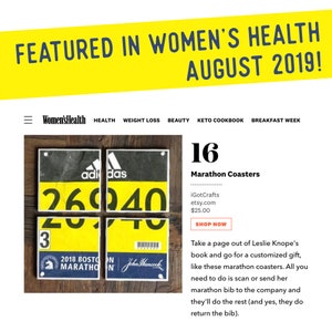 Puede incluir: Cuatro posavasos cuadrados hechos de dorsales de marat&oacute;n. Los posavasos presentan el texto "26040", "3" y el logotipo de Adidas. La imagen tambi&eacute;n incluye el texto "FEATURED IN WOMEN'S HEALTH AUGUST 2019!"