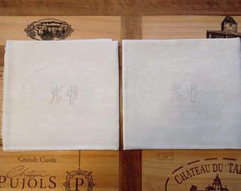 2 serviettes de table blanches damassées à monogramme brodé chiffré AP ancien vintage
