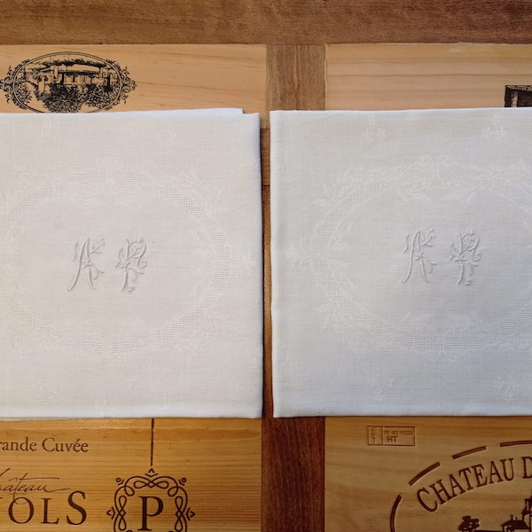 2 serviettes de table blanches damassées à monogramme brodé chiffré AP ancien vintage