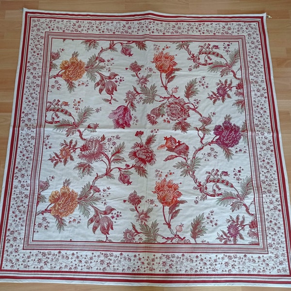 TENTURE MURALE shabby fleurie rouge orange fond écru - vintage - 145 X 145 cm - Surnappe - courtepointe - tapisserie murale suspendue