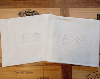 2 serviettes de table blanches damassées à monogramme brodé chiffré RC ancien vintage