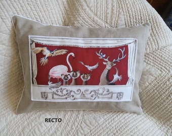 Housse de coussin en lin naturel ecru beige rouge motif oiseau, animaux, 50 X 35 cm fait main, Les animaux au théâtre.