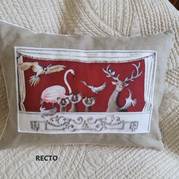 Housse de coussin en lin naturel ecru beige rouge motif oiseau, animaux, 50 X 35 cm fait main, Les animaux au théâtre.