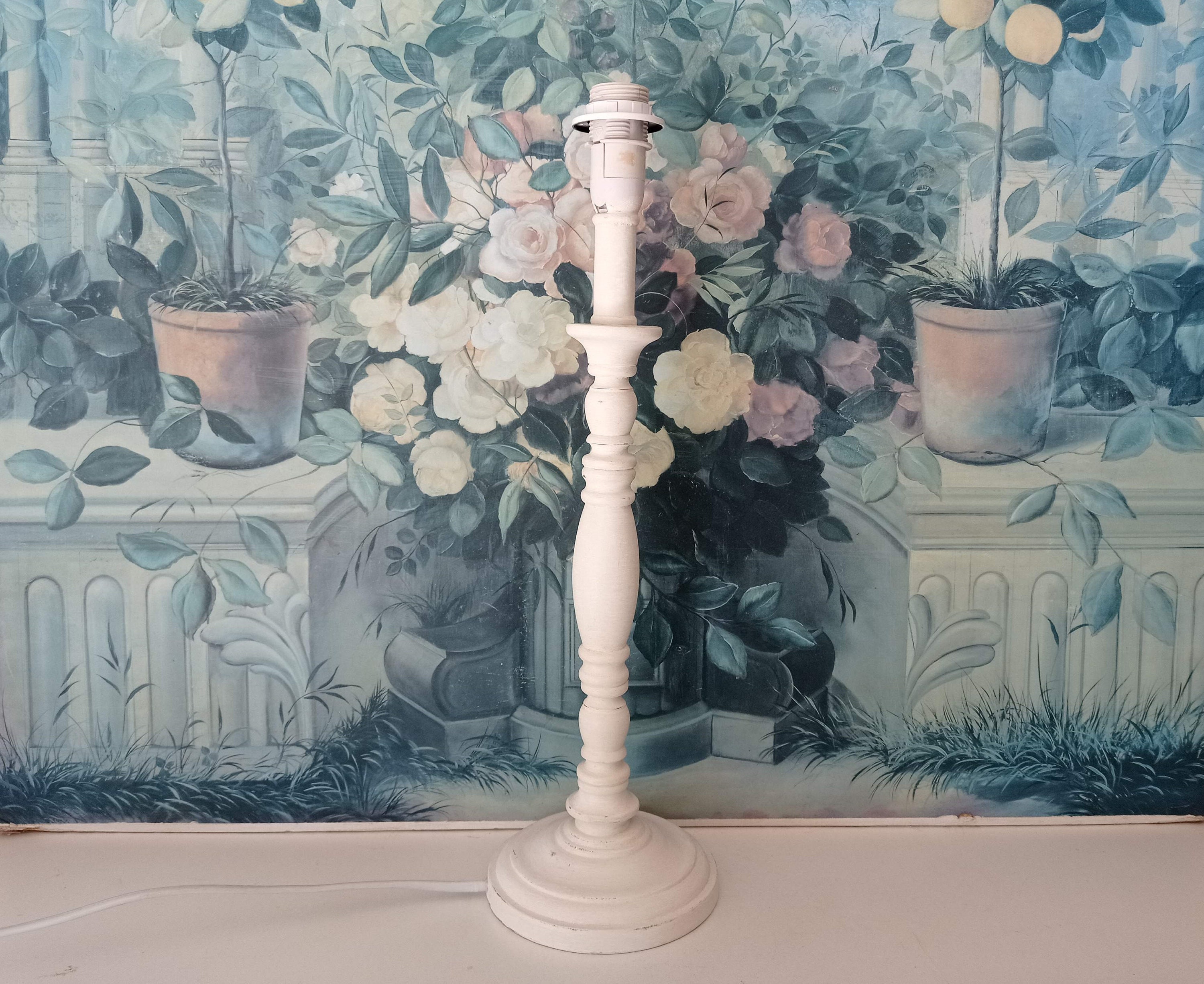 Pied de Lampe Shabby Blanc Patiné Effet Usé, Option Possible Abat-Jour Oiseau Bleu Gris ou Fleuri Be