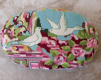 Coussin canevas ovale 54 X 35 cm tapisserie bohème vintage bleu rose vert, colombes, oiseaux, des années 1970