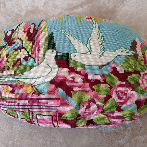 Coussin canevas ovale 54 X 35 cm tapisserie bohème vintage bleu rose vert, colombes, oiseaux, des années 1970