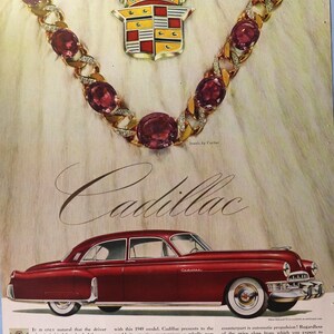 Anuncio de Cadillac de 1949. Cadillac sedán clásico de 4 puertas de 1949 con anuncio de Jewels by Cartier. 25 cm de ancho x 35 cm de alto.
