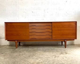 SOLD *** Mid Century Modern | Stonehill 'stateroom' | Refinished SOLD *** Mid Century Modern | Stonehill 'stateroom' | Refinished