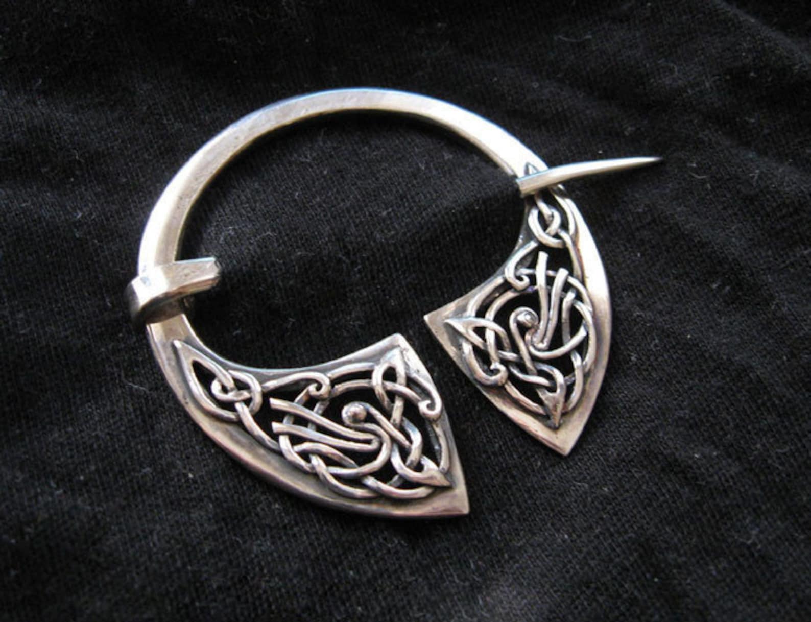 Кельтские украшения. Галлоуэйский клад викингов. Торквес кельты. Кельтские украшения. Кельтские серьги.