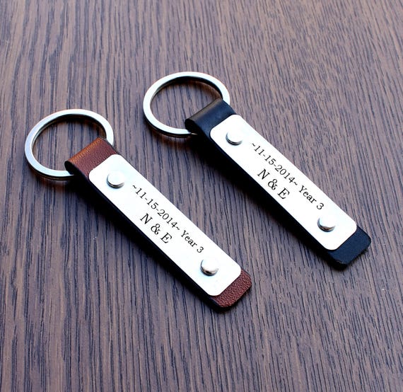 Personalisierte Schlüsselanhänger, Leder Paare Schlüsselanhänger, Jahrestag  Schlüsselanhänger, Gedenkgeschenke, erste Schlüsselanhänger, Datum  Schlüsselanhänger, personalisierte Schlüsselanhänger - .de
