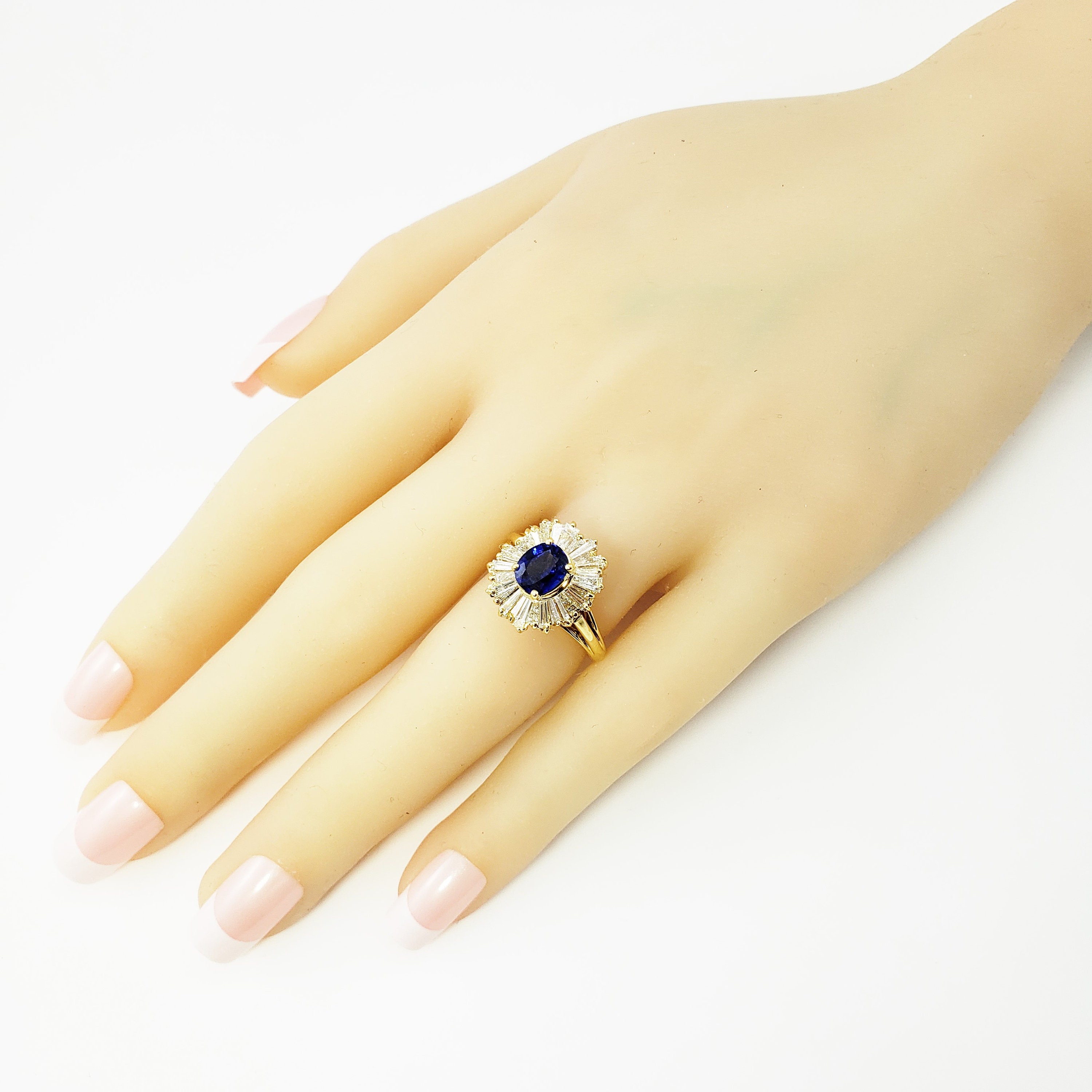 18Kゴールド デザインリング✴︎used ✴︎ Vintage 18 Karat Yellow Gold Sapphire and Diamond Ring Size