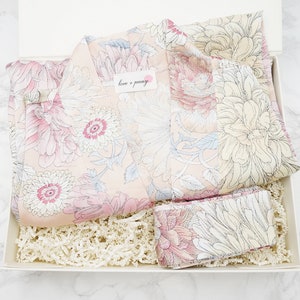 Robes de demoiselle d'honneur fleuries pour se préparer / Robes de mariée kimono avec boîte-cadeau / Cadeaux de fête nuptiale / Cadeau de douche nuptiale / Cadeau de demoiselle d'honneur