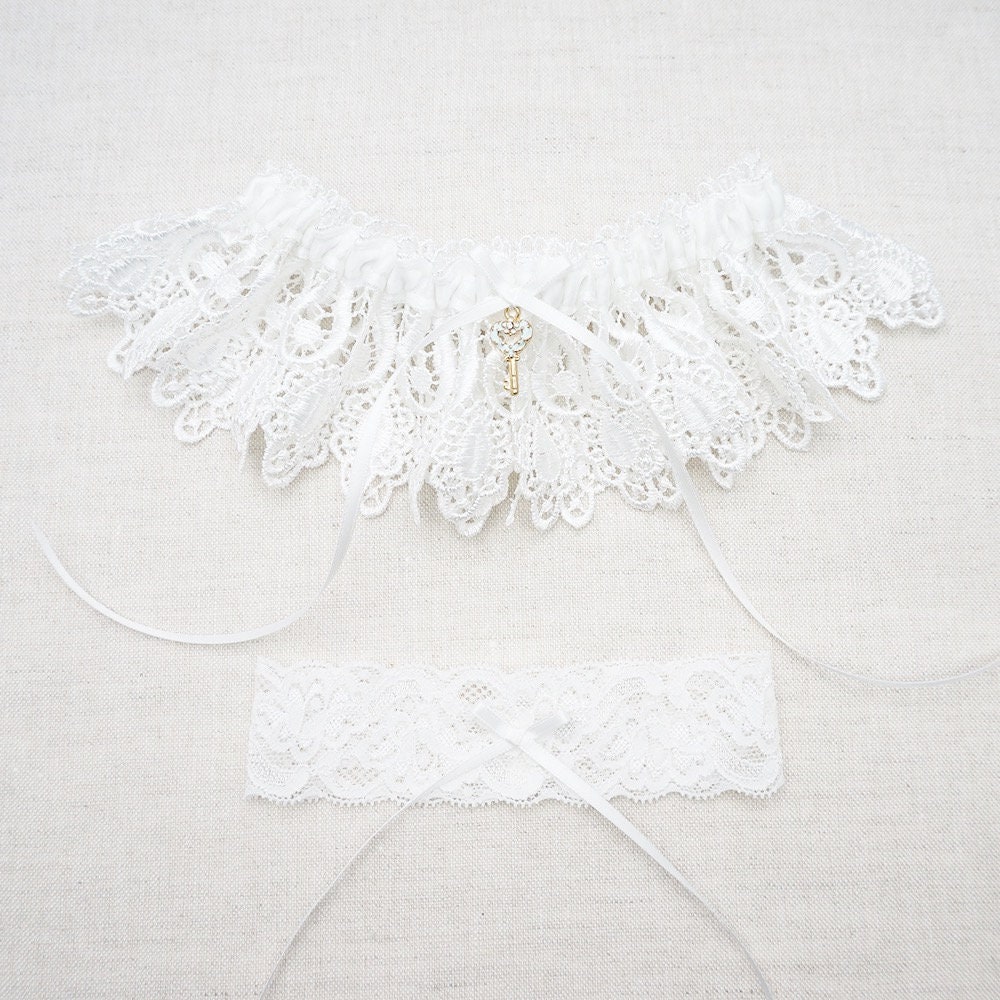 Bridal Lace Wedding Garter Set / Venice Lace with Blue Key | Etsy